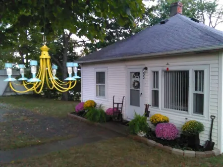 Little White Cottage-Country Setting In Town Just 5 minutes to The Ark Encounter
