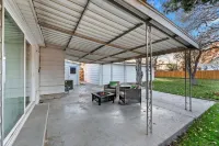 MidCentury Modern 3BR 2BA + Hot Tub in College District