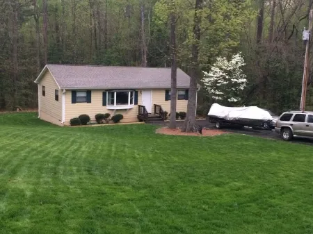 Lake Gaston Cabin in the Woods