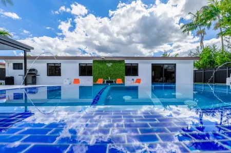 Encanto Luxury Home Отели рядом с достопримечательностью «La Caimanera Soccer Fields»