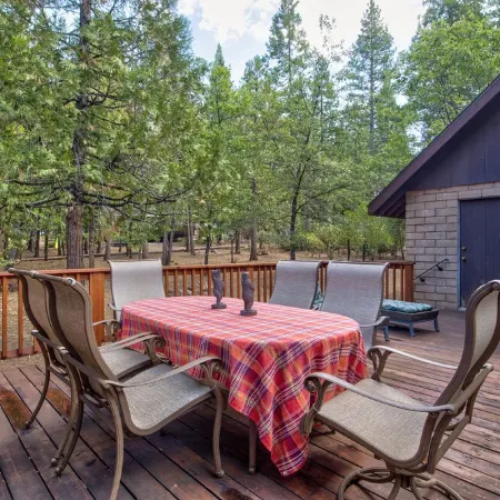 Cozy 4 Bedroom Cabin with Hot Tub in Blue Lake Springs