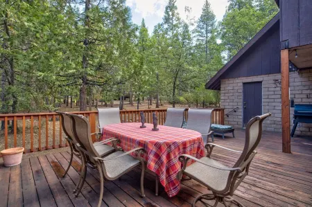 Cozy 4 bedroom Cabin with Hot Tub and BLS & Sequoia Woods access