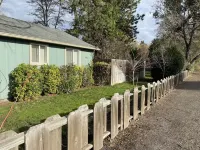 Cozy creekside home with deck, 15 min to airport, shopping, 1 hr to Crater Lk.