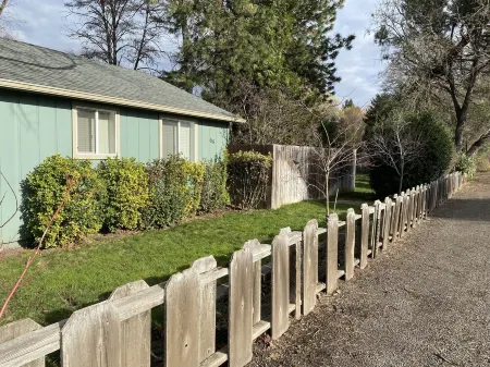 Cozy creekside home with deck, 15 min to airport, shopping, 1 hr to Crater Lk. Отели в г. Игл Пойнт