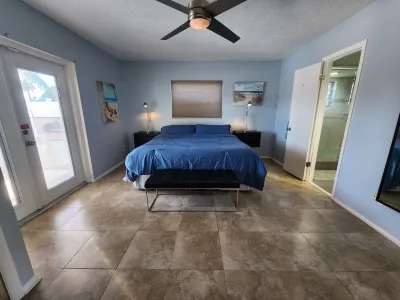 Outdoor lovers dream home- Pool, outdoor kitchen, private dock, and so much more Hôtels à proximité de : 4835 Green Key Rd