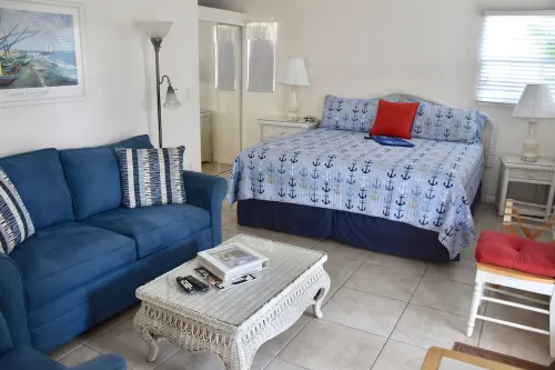 Quiet Cottage, free Wi-fi, Sm Dog OK, Walk to beach
