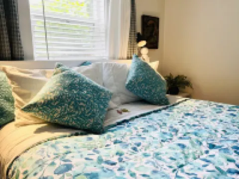 Private 5 Star One Bedroom Bungalow near the Airport/Ocean and 15 min to Seattle Hotels in Burien