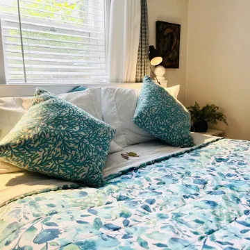 Private 5 Star One Bedroom Bungalow near the Airport/Ocean and 15 min to Seattle