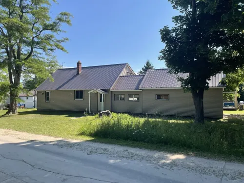 Harbor House Beautiful 4 bedroom house, minutes from beach/lake and cute town!