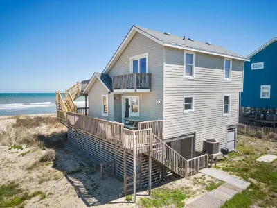 Oceanfront w/Hot Tub and Rooftop Deck - Panoramic Views! Hotels near Bodie Island