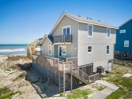Oceanfront w/Hot Tub and Rooftop Deck - Panoramic Views!