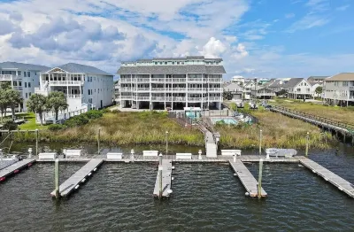 Incredible Views - Waterfront 2 bedroom 2 bath condo in Carolina Beach. Federal Point Boat Launch 주변 호텔