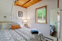 Sunset Lion Mountain Cabin near a Lake & Vineyards