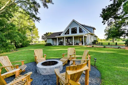 Walk to Dinner! Waterfront, Updated, Prime Location - Back Home Oconee