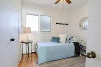 Cheerful 3 Bedroom Beach Front Cottage with Fireplace - 4성급