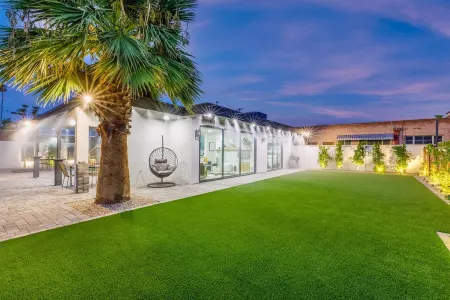 Your Downtown Chandler Oasis Awaits! Private Pool, Unbeatable Location, and More Отели рядом с достопримечательностью «Колледж Чандлер Гилберт Коммьюнити в Пекос Кампус»