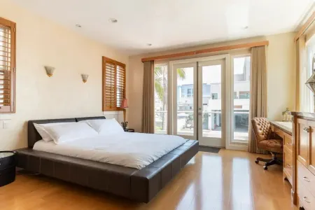 Life’s a beach…house with gorgeous ocean&pier views. A few steps to the waves.,.