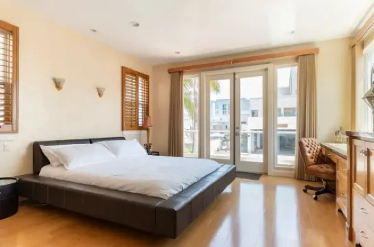 Life’s a beach…house with gorgeous ocean&pier views. A few steps to the waves.,.