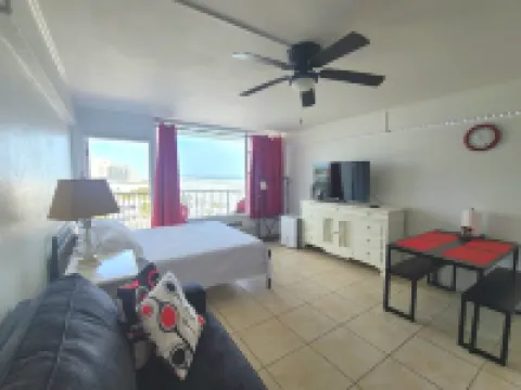 Top Floor Cozy Studio with Oceanview & Kitchenette