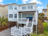 HEATED POOL! Book your next vacation today! Great location!