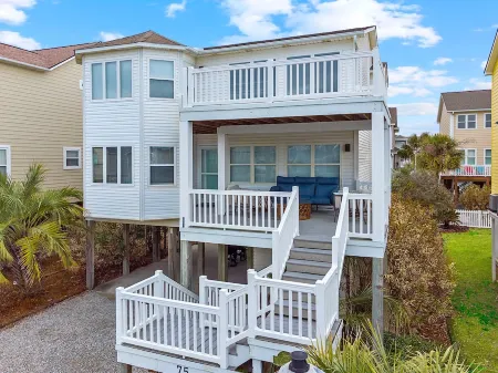 HEATED POOL! Book your next vacation today! Great location!