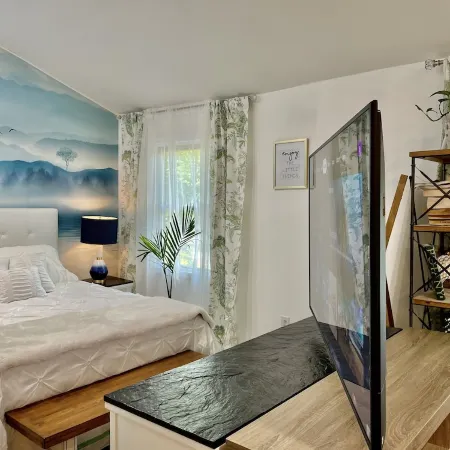 CUTE LITTLE COTTAGE NEAR DOWNTOWN BREVARD Отели в г. Кэтис Крик