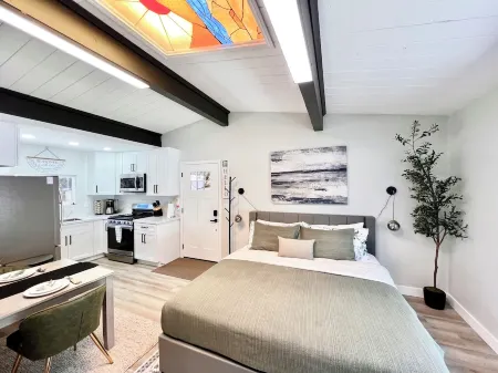 Luxury Villa • Sleeps 40+ Pool•Grill•Arcades•6 TV’s•Playground• .5 Acre