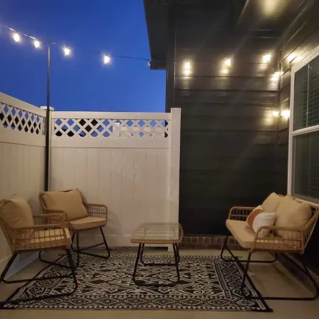 Luxury Townhome w/pool and shuffleboard. 30 min to Nashville!