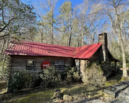 Tripps Cabin- Quaint cabin a mile from downtown Highlands! Hotels in Highlands