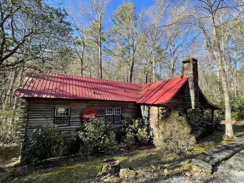 Tripps Cabin- Quaint cabin a mile from downtown Highlands!