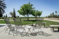 Huge Private Guest suite w/ jet tub in great neighborhood near attractions