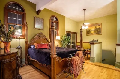 Hidden Gem SLEEPS 10+! Ask about Mon-Thurs SPECIAL! Stay 2 nights, get one free Hotels near ALDI