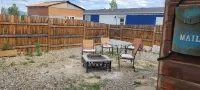 Payton's Place. A cozy cabin with private outdoor space pet friendly.