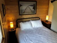 Chalet overlooking quiet bay, surrounded by Deception Pass state park