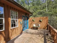 2BR cabin with private hollow, creek, and historic dam, minutes to trails/food