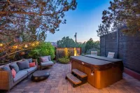 FEATURED in FORBES, 20ft ceilings, AMAZING views, + loft, hot tub, fire pit, EV.