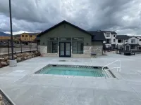 Modern and new  3-bedroom townhome with AC and WiFi in Mountain Green