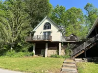 Cozy little cabin with creek access.  Great for fishing or tubing!