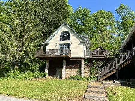 Cozy little cabin with creek access.  Great for fishing or tubing! Отели рядом с достопримечательностью «ПФБК Гринвуд Аксесс»