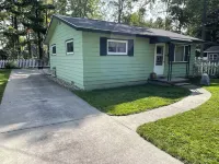 Houghton Lake cabin with garage game room lounge. No cleaning fees.