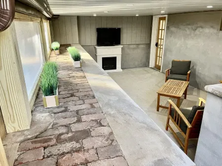 Charming Apartment in Quiet Neighborhood Отели в г. Таппан