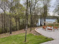 Eureka Springs, AR. Cozy log cabin studio, sleeps 2-4.Lake view- 15 min to town