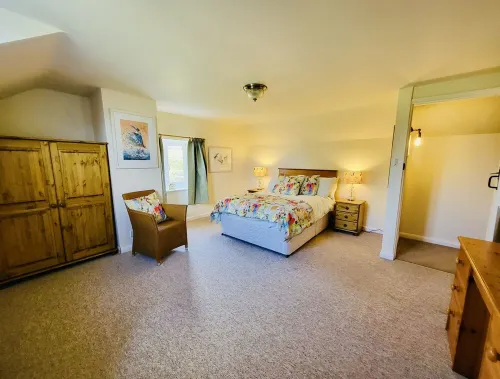 Devon Hideaway: Historic Barn, Jacuzzi & Expansive Exmoor Views 엄버레이 호텔