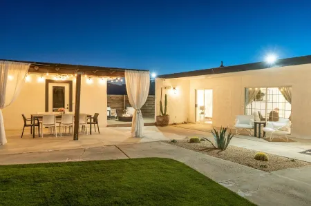 Starlit Nights Getaway w/ Soaking Tub Отели рядом с достопримечательностью «Desert Hot Springs Chamber-Commerce»