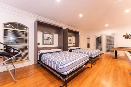 Modern Pool - Spa - Huge Game Room - Sleeps 36 Отели рядом с достопримечательностью «Sea Turtle, Inc.»