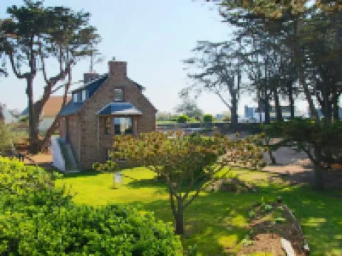 House ☆☆☆ in Landrellec, recent renovation, feet in the water. Hotels in Pleumeur-Bodou