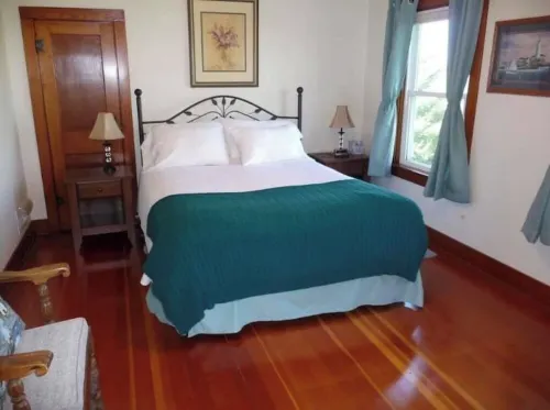 Cozy Farmhouse Retreat, Climb lighthouse, Acres to explore, Dogs ok, Amenities!