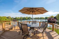 Cozy 5-bedroom with lake views and spacious deck