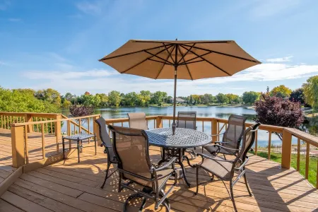 Cozy 5-bedroom with lake views and spacious deck Отели в г. Кларендон Хилс