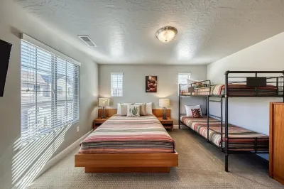 Gorgeous Townhome 3-Bedroom w/Hot Tub, Pool, and Games! Hotels near Heritage Park